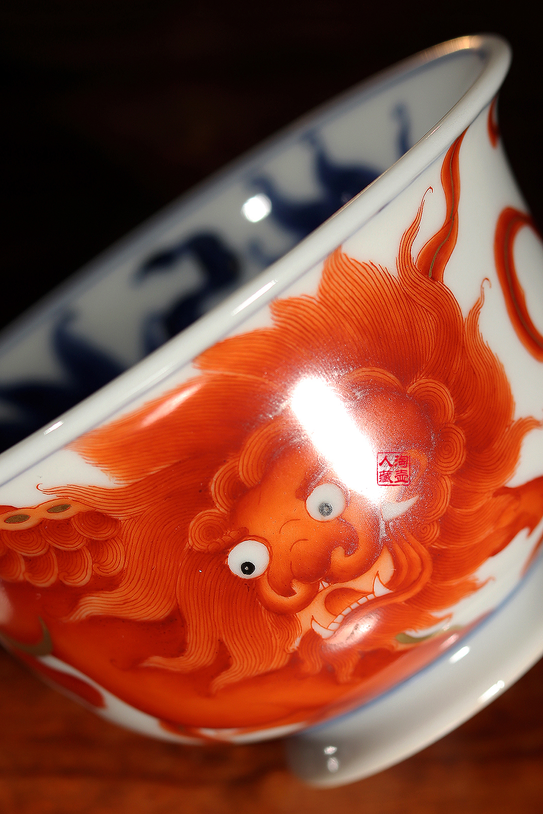 梁峻瓷器狮戏绣球盖碗赏析