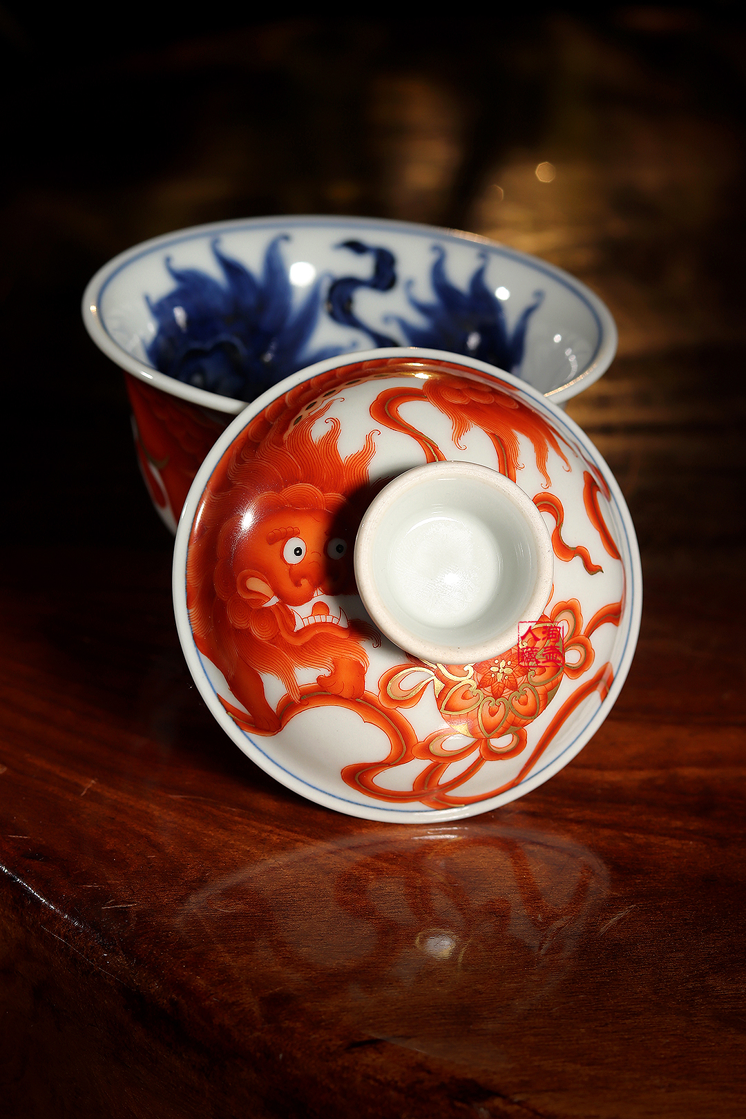 梁峻瓷器狮戏绣球盖碗赏析