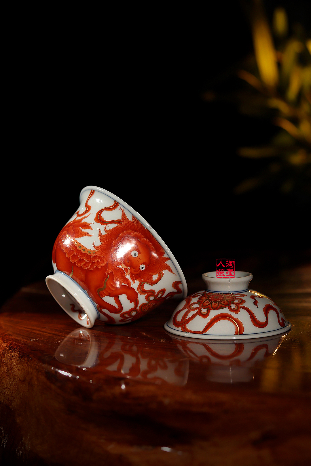 梁峻瓷器狮戏绣球盖碗赏析