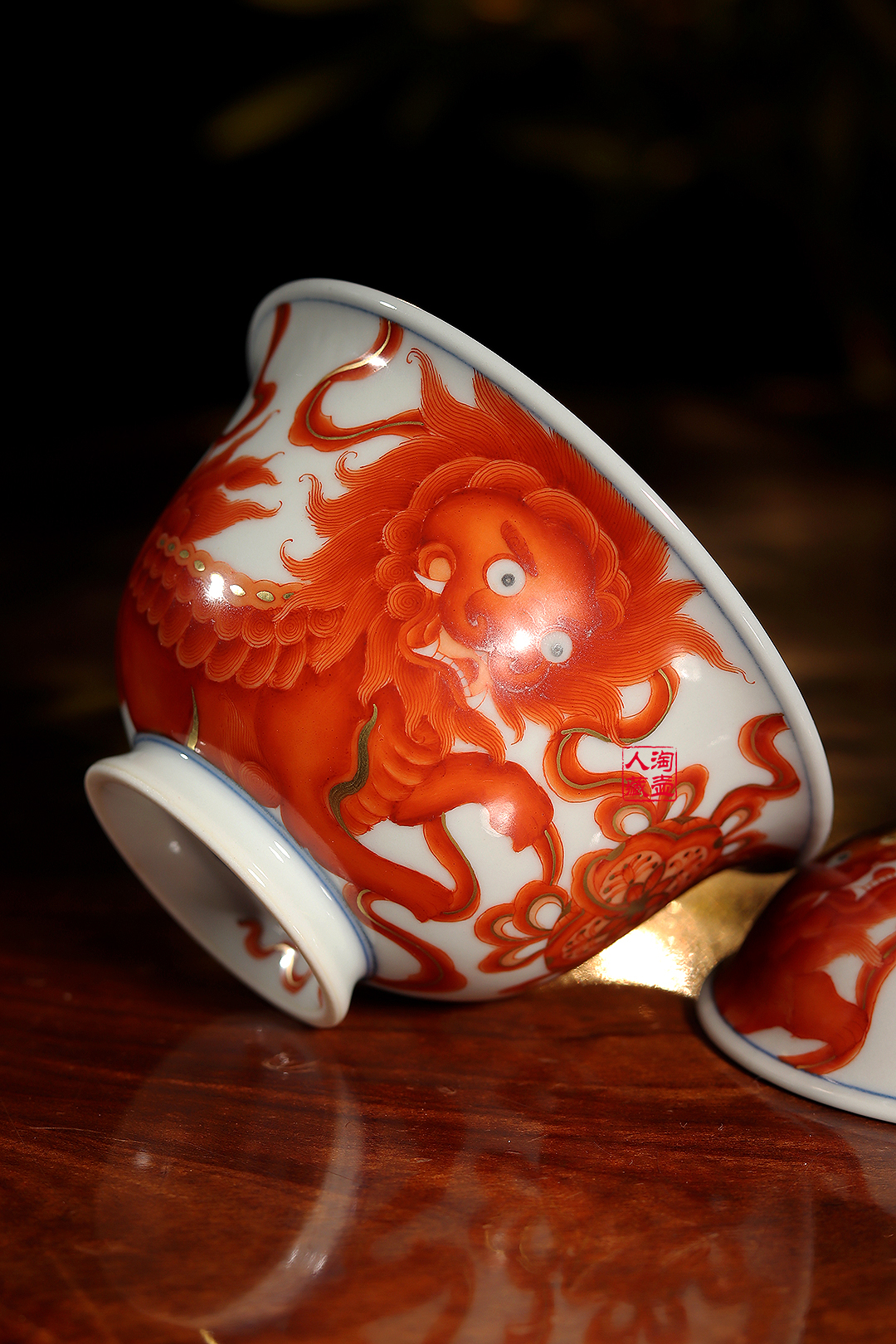 梁峻瓷器狮戏绣球盖碗赏析