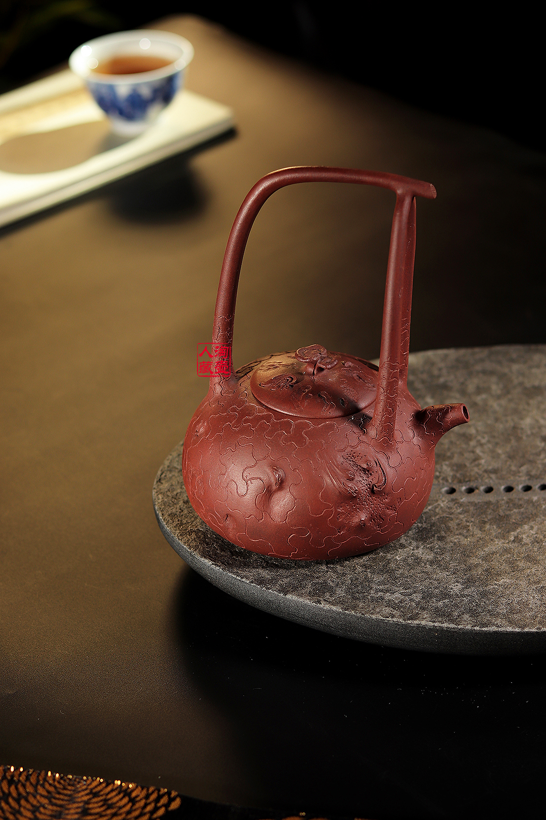 殷祥薄胎供春提梁紫砂壶赏析