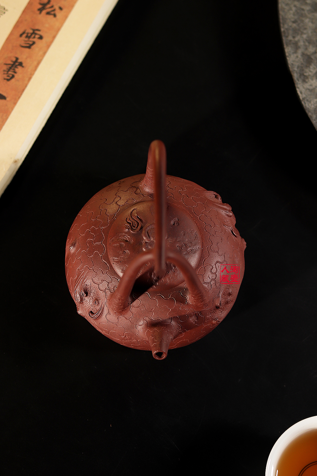 殷祥薄胎供春提梁紫砂壶赏析