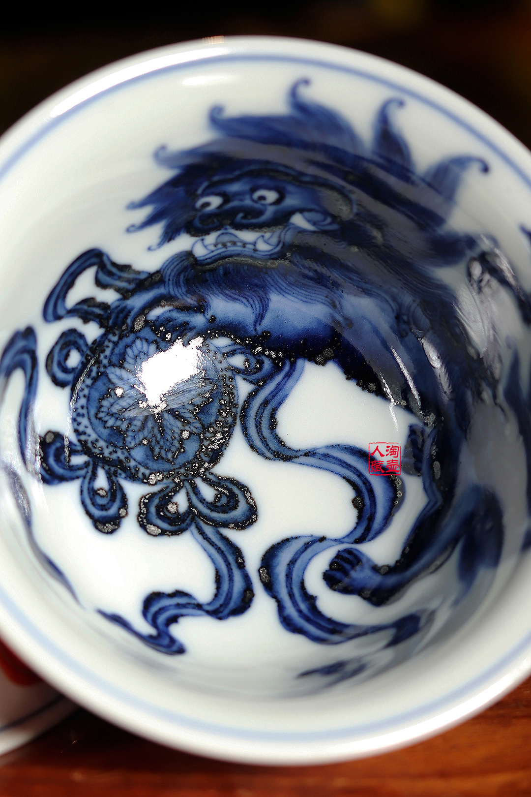 梁峻瓷器狮戏绣球盖碗赏析