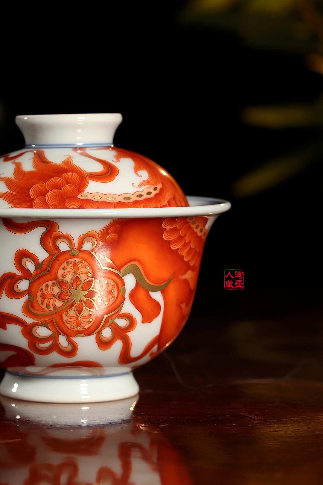 梁峻瓷器狮戏绣球盖碗赏析