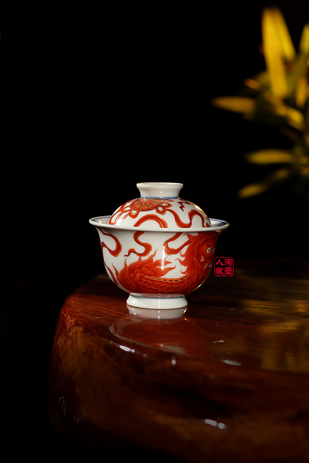 梁峻瓷器狮戏绣球盖碗赏析