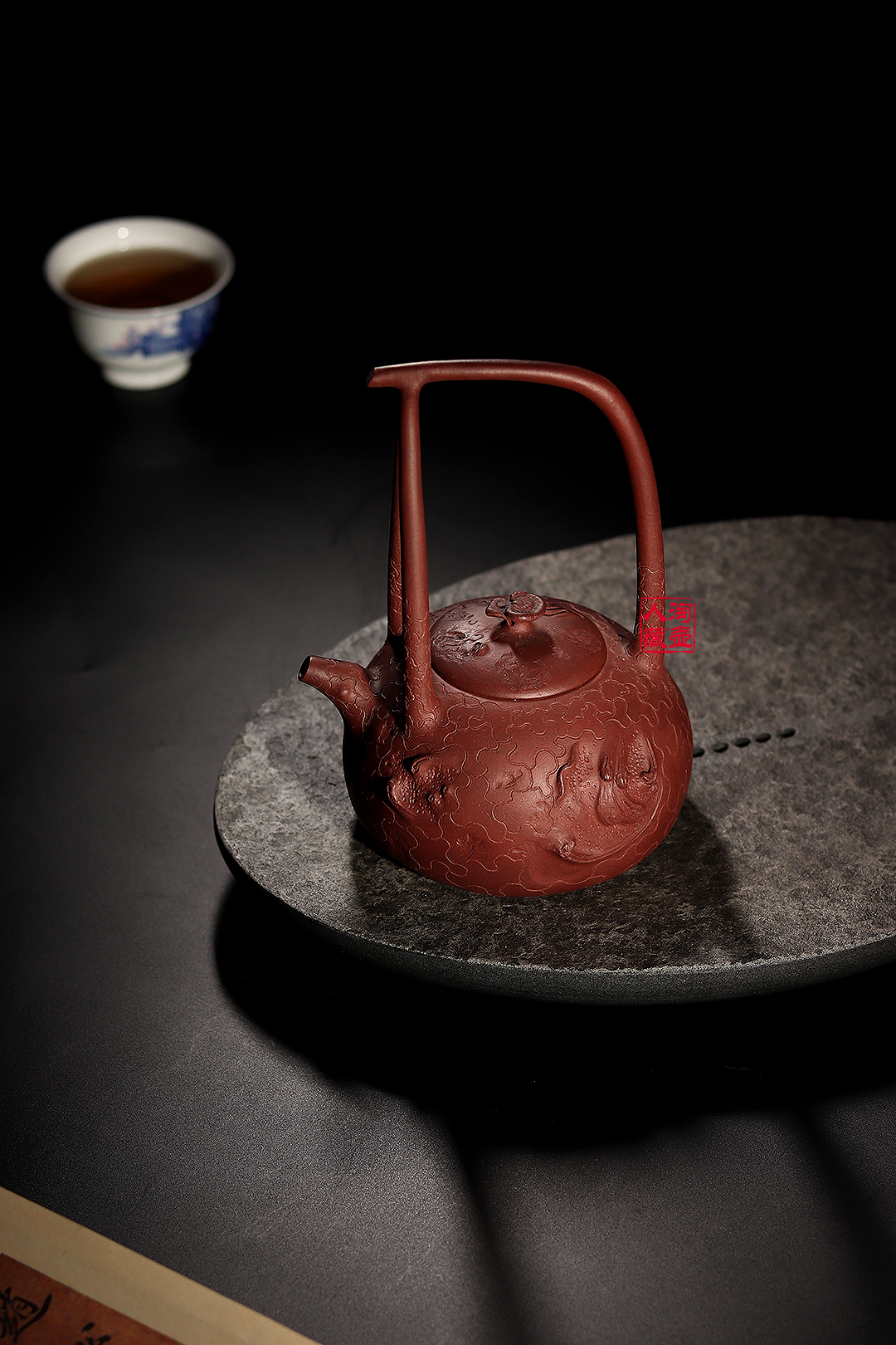 殷祥薄胎供春提梁紫砂壶赏析