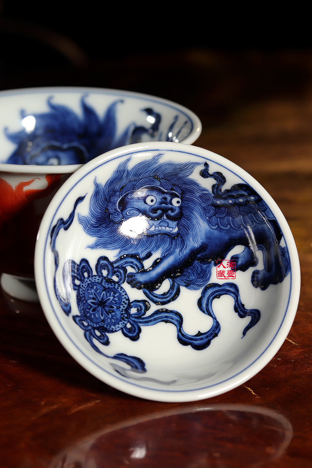 梁峻瓷器狮戏绣球盖碗赏析