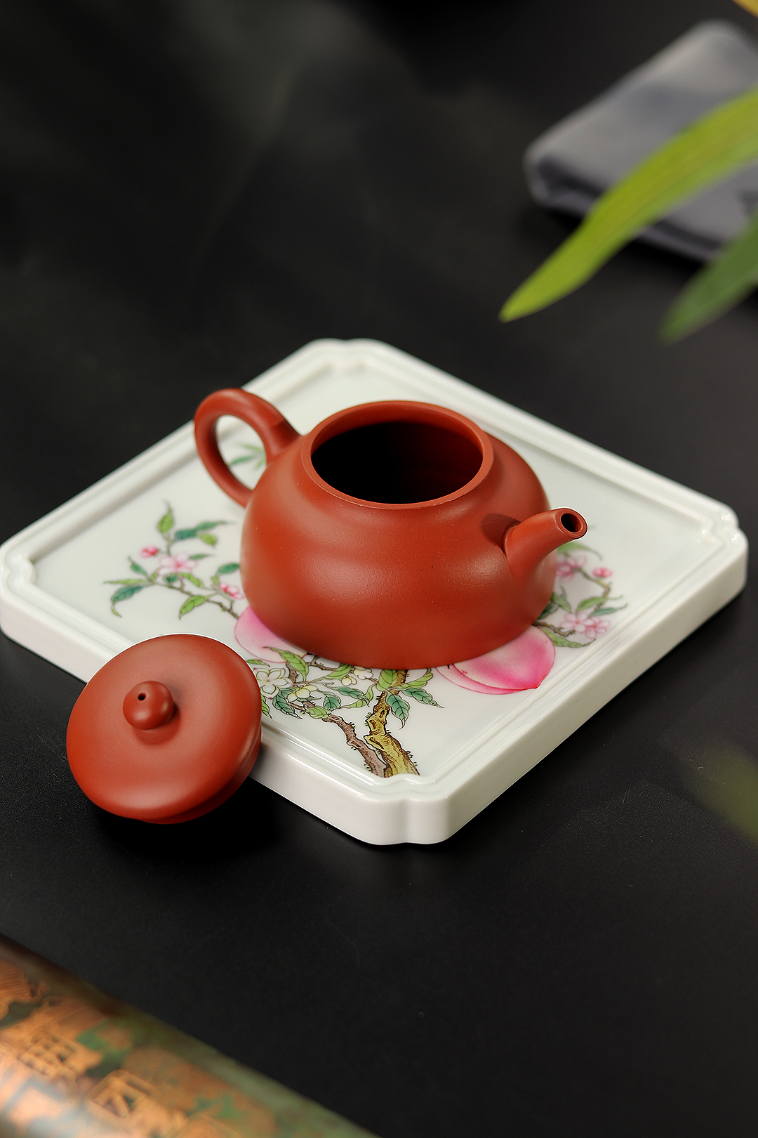 钱美云伴月紫砂壶鉴赏